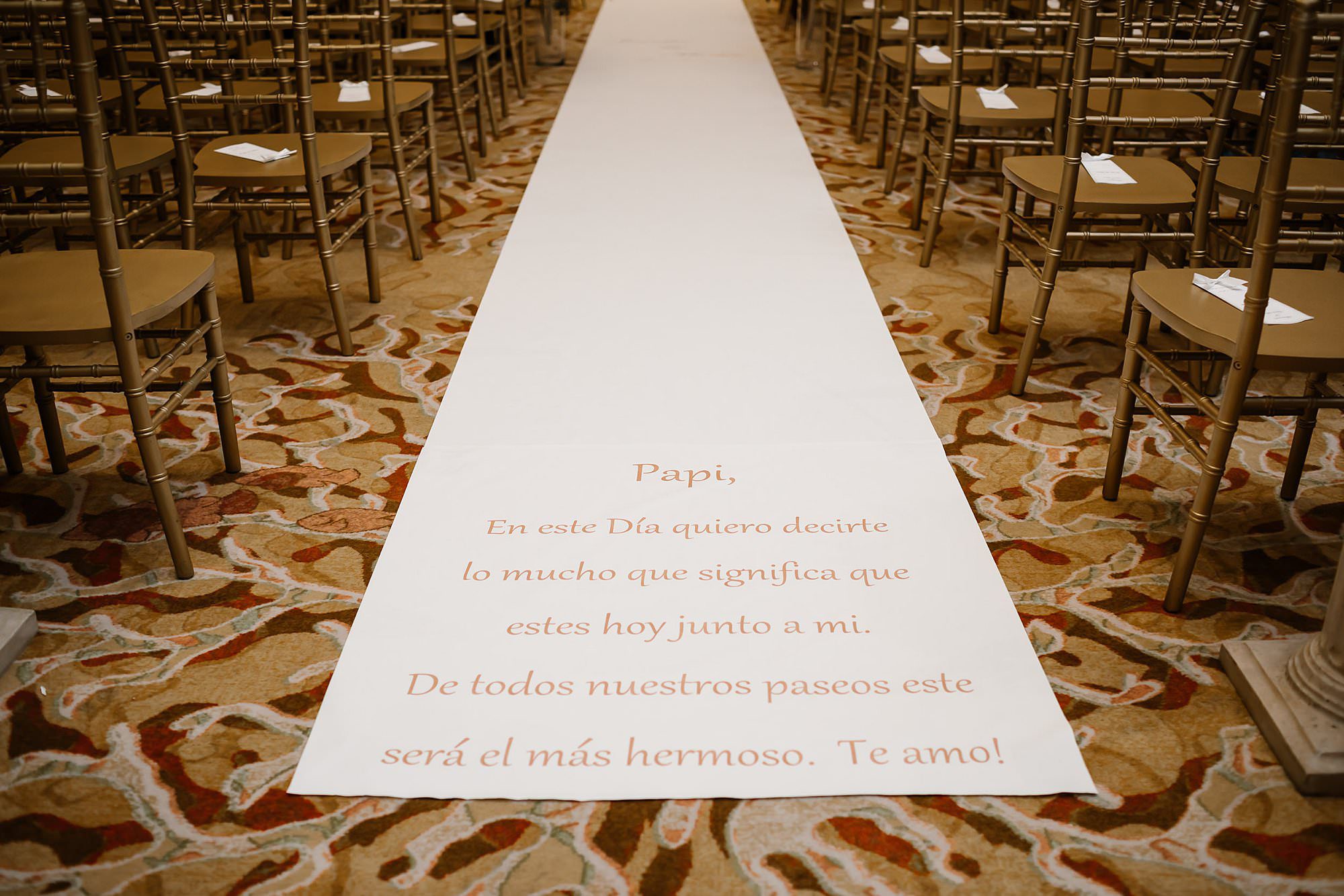 Personalized aisle runner with a letter in Spanish to the father of the bride